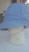 Cappello a quadrettini bianco e celeste